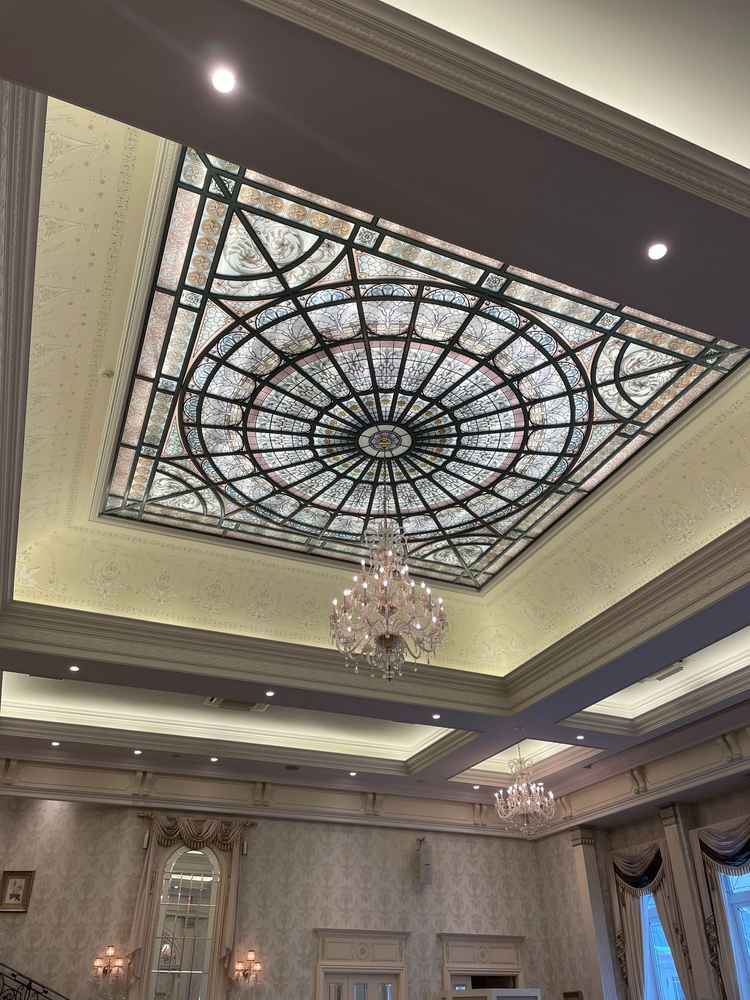 チャペルだけでなく披露宴会場のステンドグラスも素敵でした。