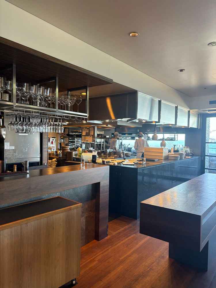 1階ロビーと2階披露宴会場にはオープンキッチンがあり、匂い、視覚、味覚と五感で食事を楽しめる。