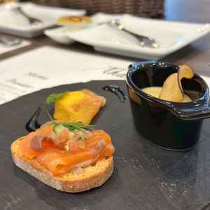 紅はるかのムース、サーモとアンチョビのカナッペ。ムースは類を見ない美味しさ。