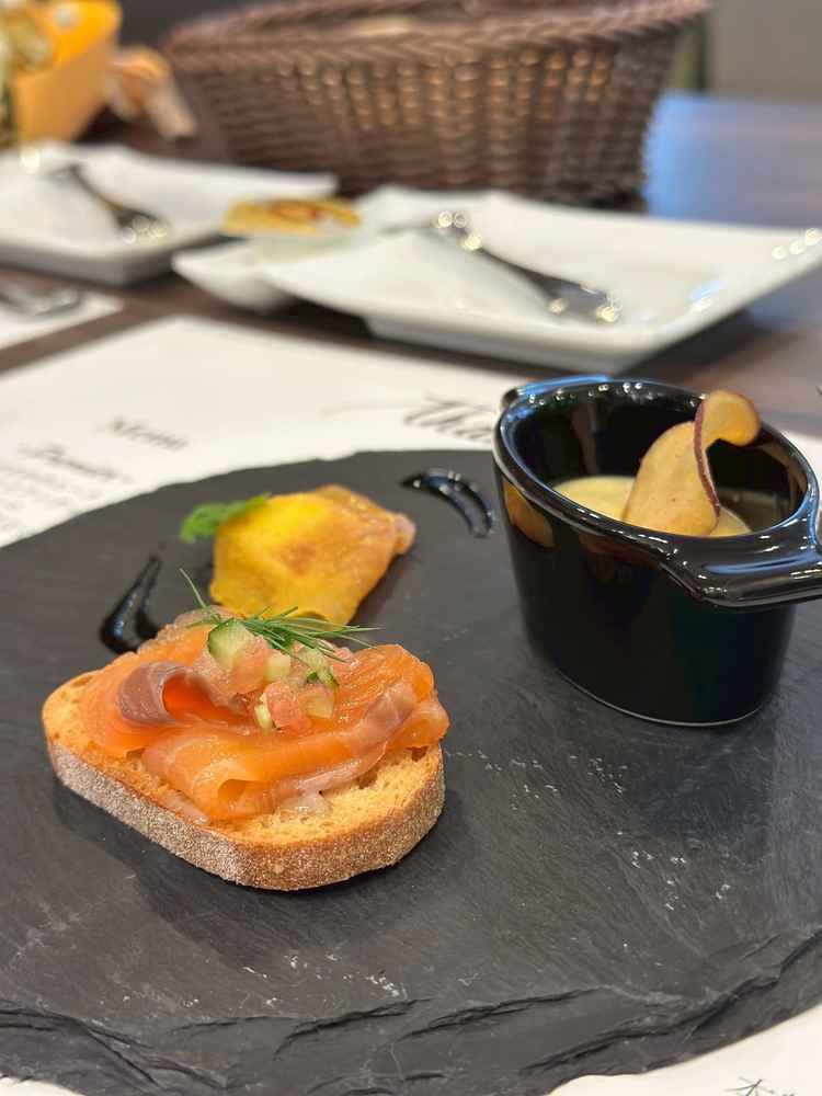 紅はるかのムース、サーモとアンチョビのカナッペ。ムースは類を見ない美味しさ。