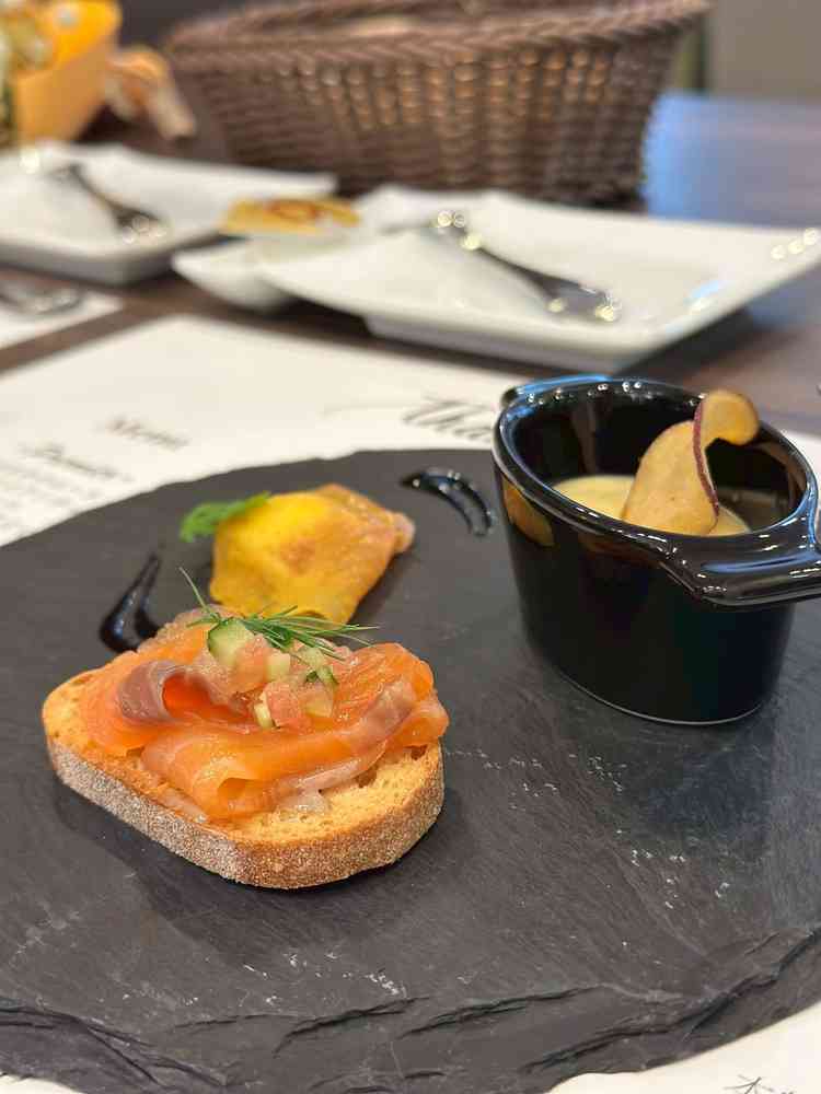 紅はるかのムース、サーモとアンチョビのカナッペ。ムースは類を見ない美味しさ。