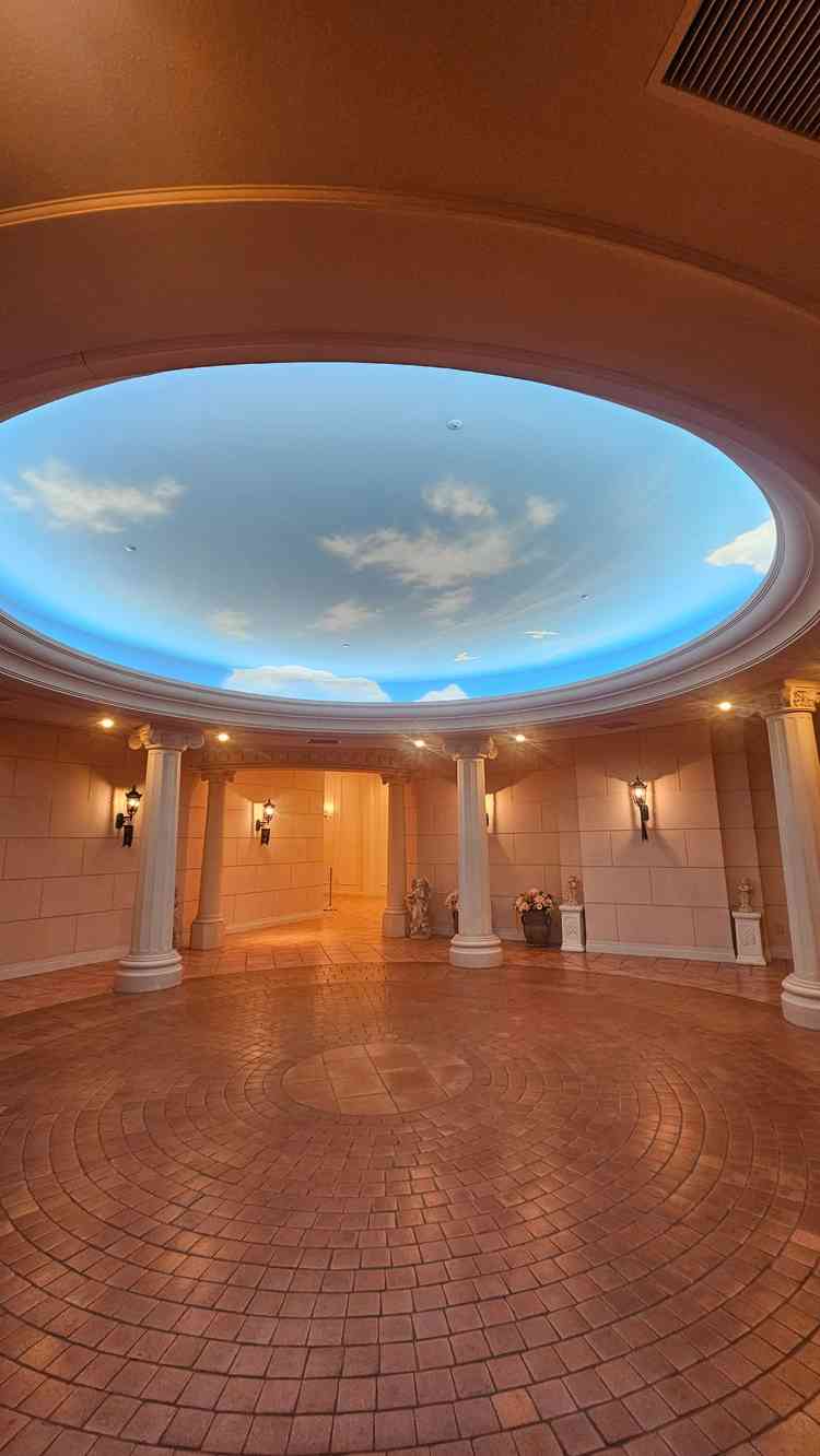 式場前のスペースです。ここでフラワーシャワーやブーケトスが可能だそうです。