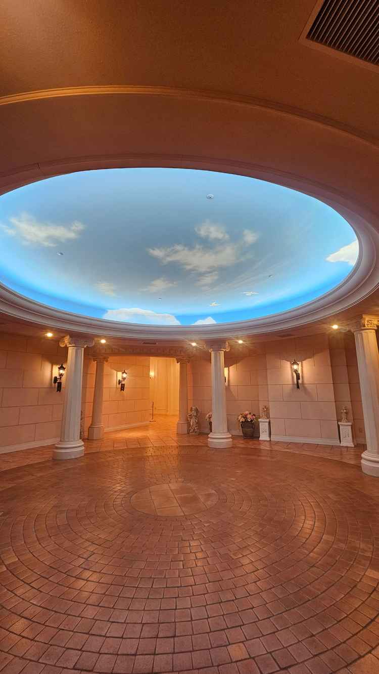 式場前のスペースです。ここでフラワーシャワーやブーケトスが可能だそうです。