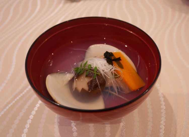 こだわり出汁のお吸い物もとても美味しい