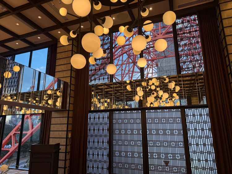 1番人気の披露宴会場はどこからでも東京タワーが繋がって見えるよう柱に鏡を設置し、工夫されていた。、