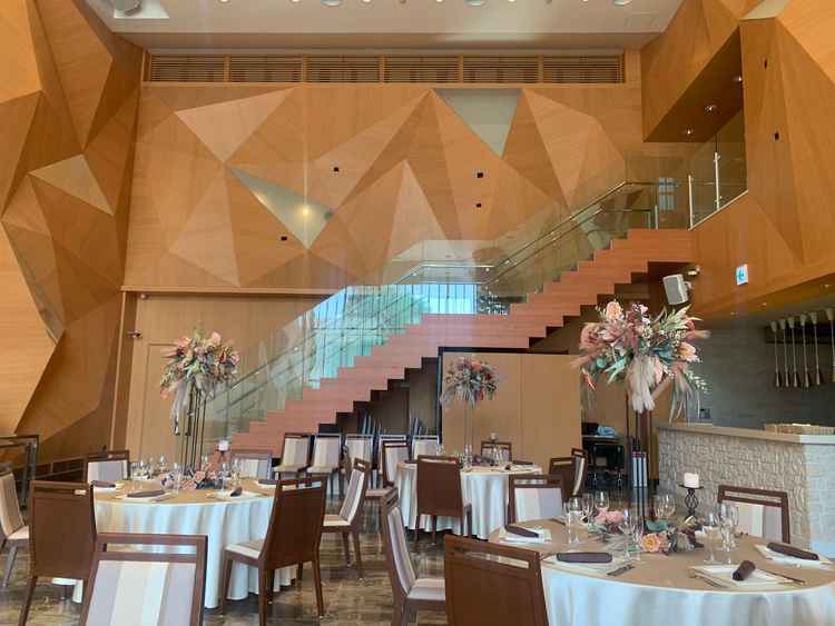 ガラス張りの階段