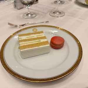 デザートで、スーパーメロンのケーキとマカロンを試食。