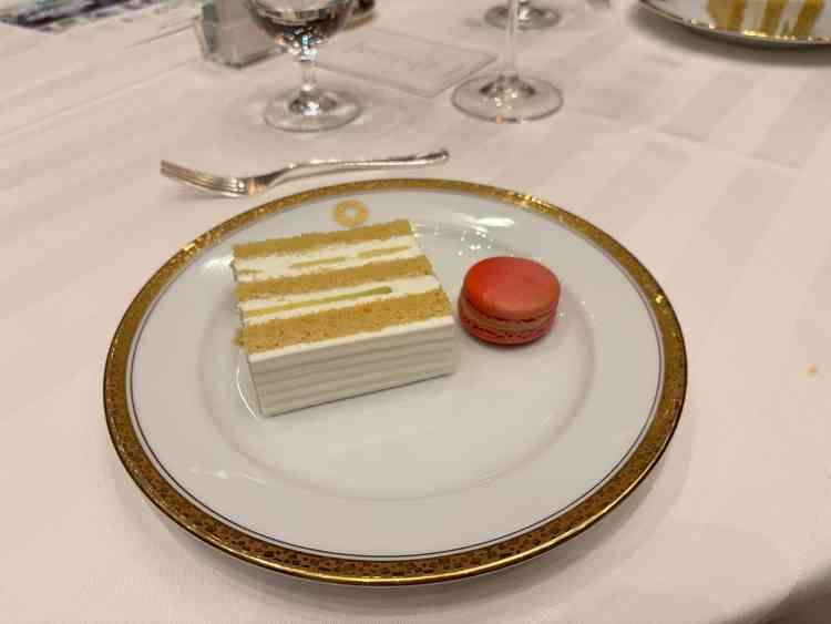 デザートで、スーパーメロンのケーキとマカロンを試食。