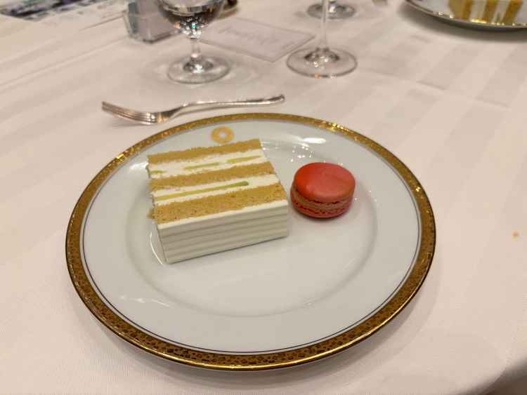 デザートで、スーパーメロンのケーキとマカロンを試食。