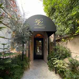 アプローチを進んだ建物入り口