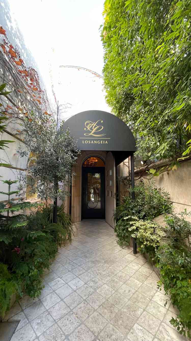 アプローチを進んだ建物入り口