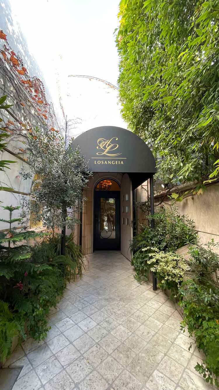 アプローチを進んだ建物入り口