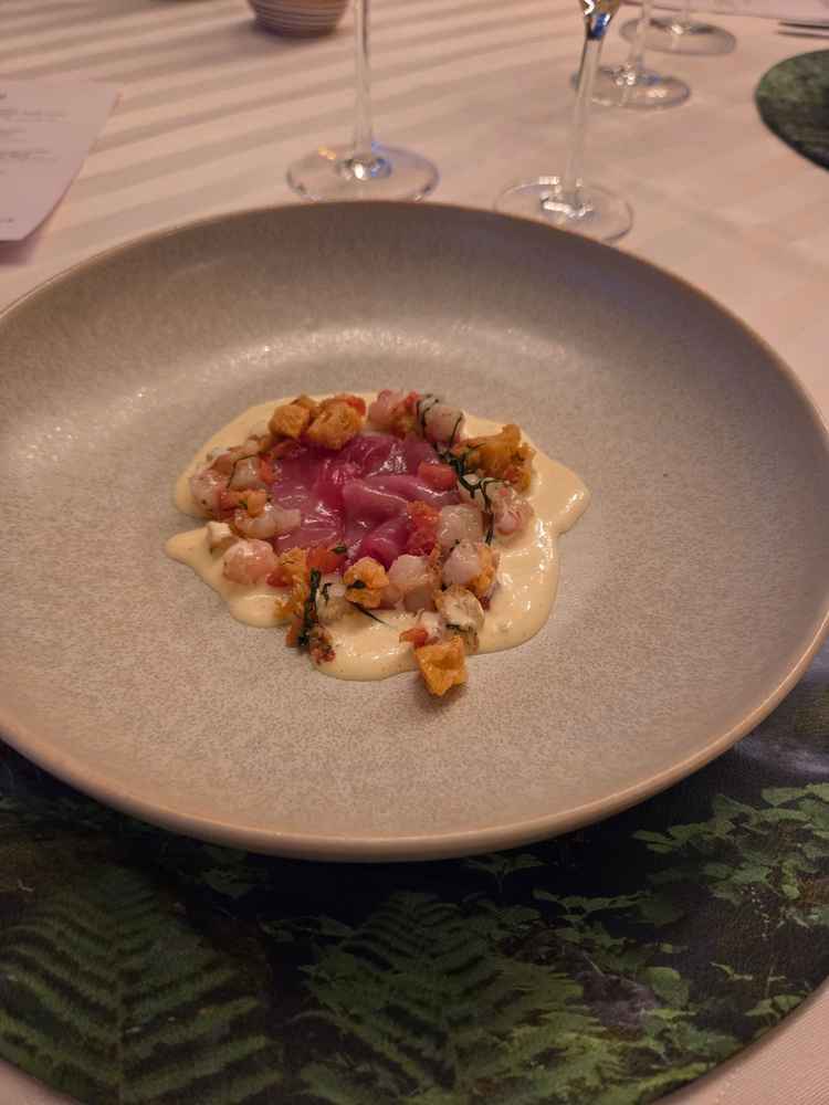 本マグロのカルパッチョ。見た目も美しく、食材も新鮮で美味しい。
