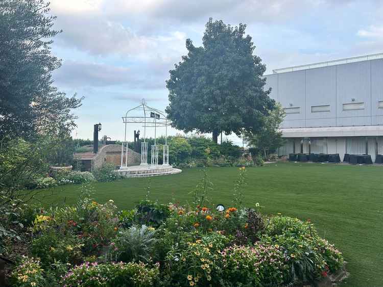 ガーデンの様子、周りに高い建物もないので切り離したような空間となっていて都会の喧騒から離れた雰囲気が