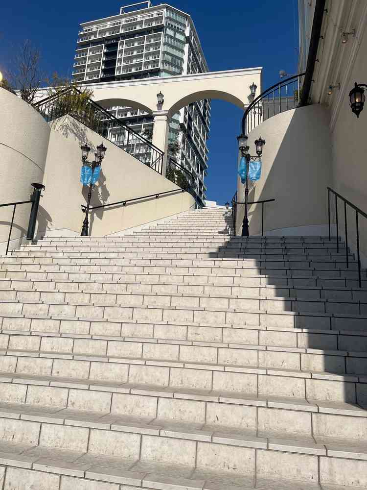 階段。挙式から披露宴会場につながり、ゲストの顔を見ながらフラワーシャワーを浴びることができる。