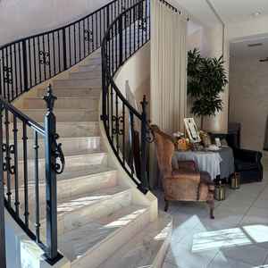 披露宴会場につながる階段。1階の空間も飾り付けできて、自分流の空間にできそうでした。