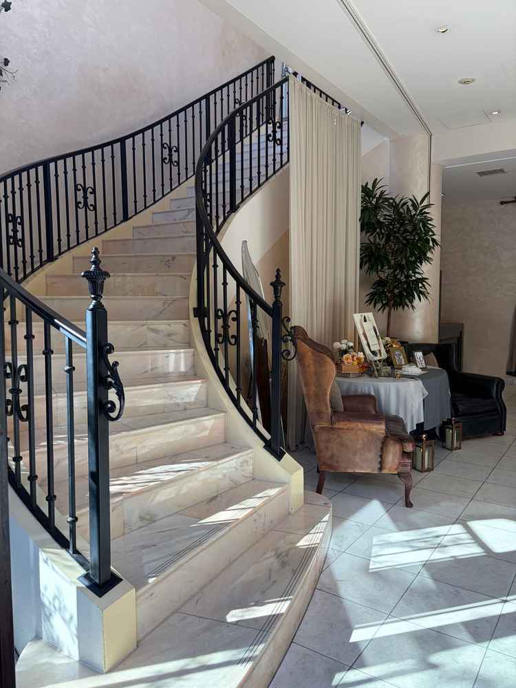 披露宴会場につながる階段。1階の空間も飾り付けできて、自分流の空間にできそうでした。