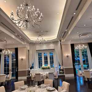 披露宴会場。上では式が執り行われておりました。