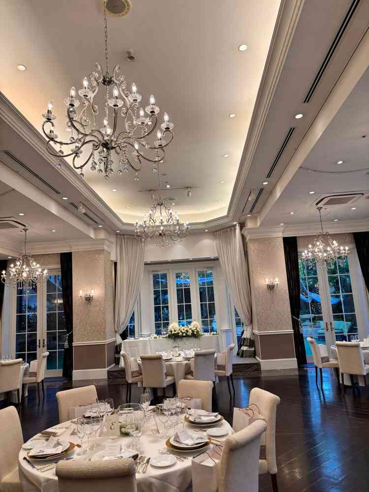 披露宴会場。上では式が執り行われておりました。