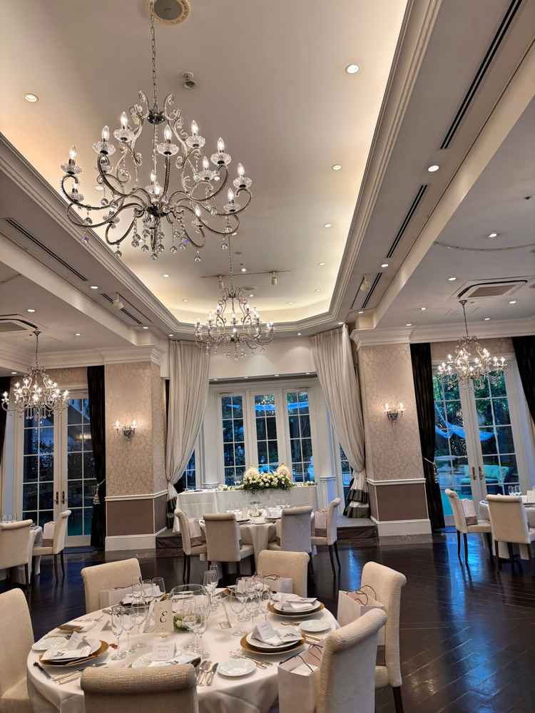 披露宴会場。上では式が執り行われておりました。