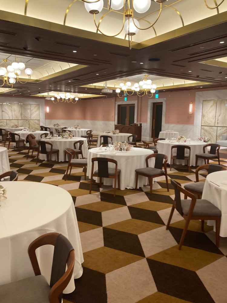 披露宴会場は天井も広さも圧迫感はなく、オープンキッチンがあるもの魅力的でした