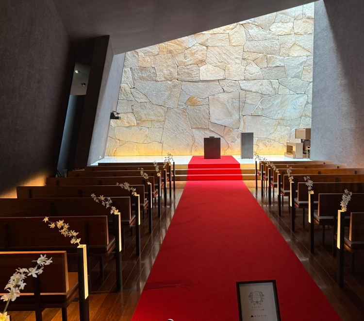 チャペルの写真です。シンプルかつシックな雰囲気で、天井が高いので、広々とした空間に思えました。