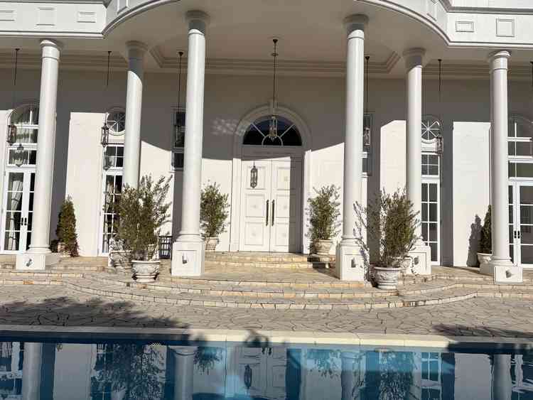 白の外装がとても綺麗で迫力がありました。プールを囲んでフラワーシャワーができるのも素敵だと思いました