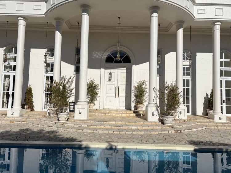 白の外装がとても綺麗で迫力がありました。プールを囲んでフラワーシャワーができるのも素敵だと思いました