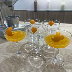 ウェルカムパーティーでは気軽につまめるお料理や生搾りオレンジジュースなどゲストが楽しめる印象！