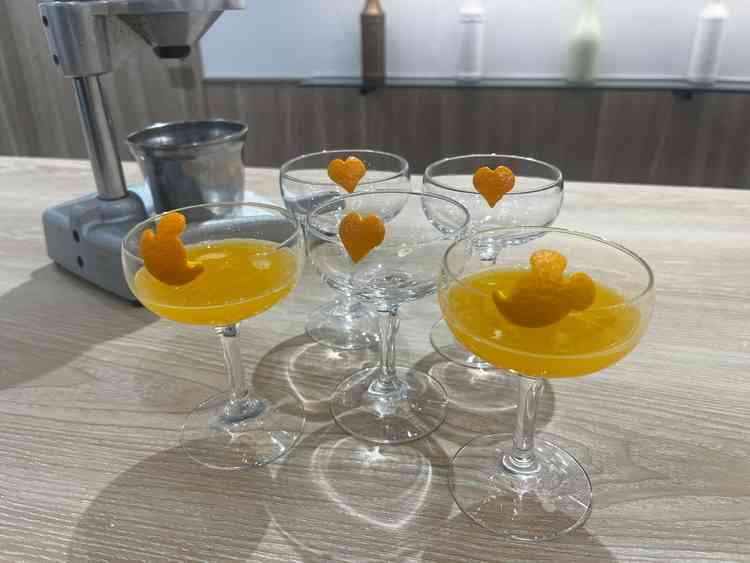 ウェルカムパーティーでは気軽につまめるお料理や生搾りオレンジジュースなどゲストが楽しめる印象！