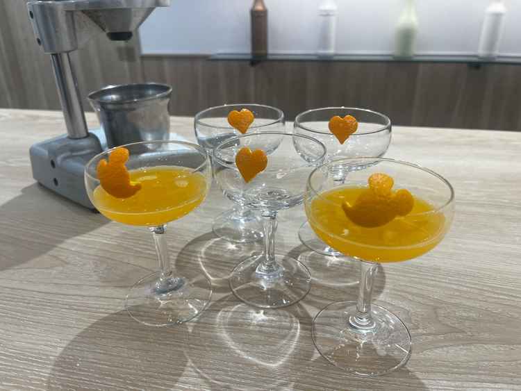 ウェルカムパーティーでは気軽につまめるお料理や生搾りオレンジジュースなどゲストが楽しめる印象！