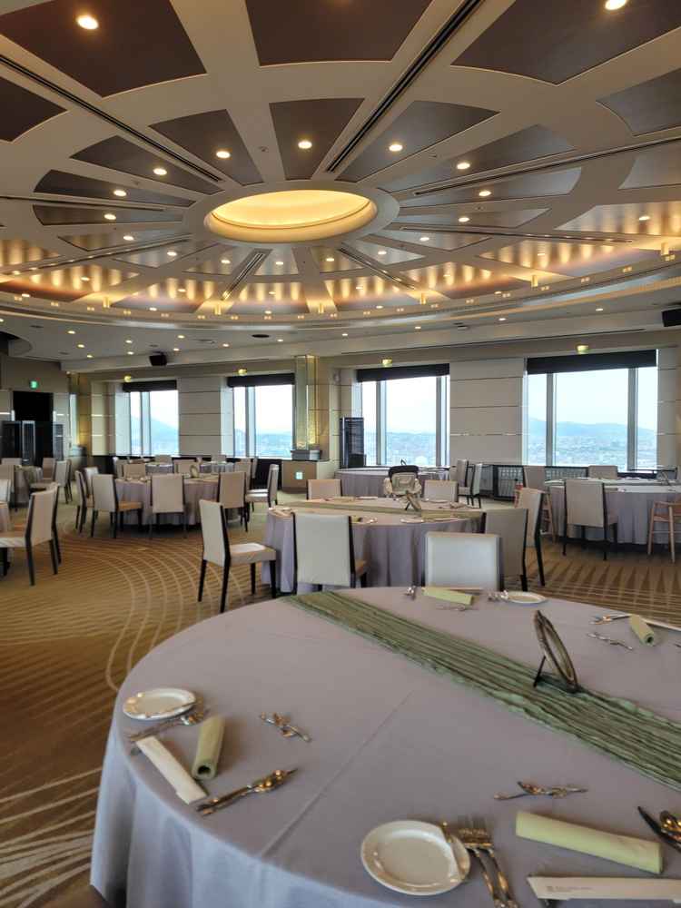 リーガトップという披露宴会場で２８階にあるから景色も絶景で素敵でした。夜には夜景が広がるので更に綺麗