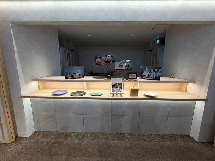 会場にあるオープンキッチンの様子です。料理の提供までは、扉で閉じて隠されているとのことでした。