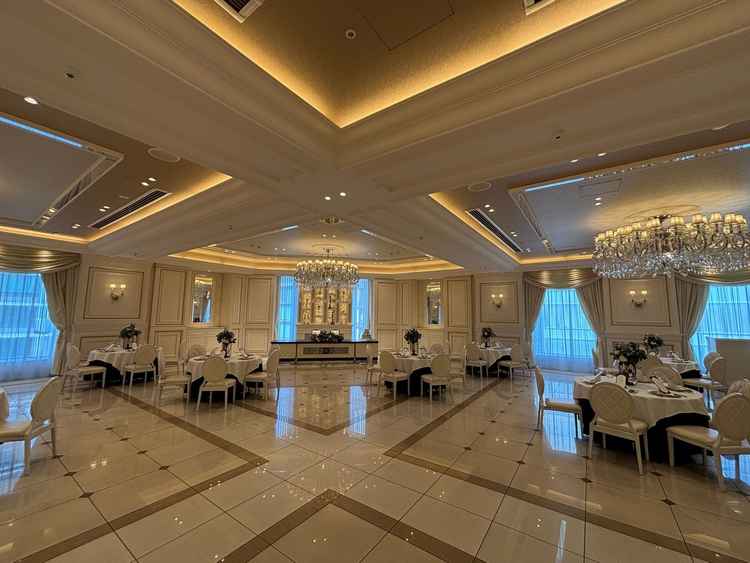 披露宴会場2の写真。こちらは少しシンプルでシックな色合いをしておりかっこいい雰囲気を感じた。