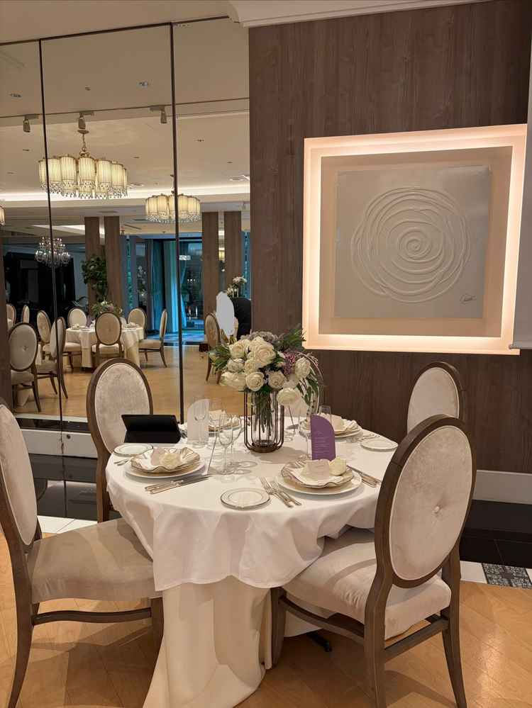 披露宴会場のテーブル装飾。円卓にふかふかの椅子、ペーパーアイテムとお花。上質な雰囲気を感じました