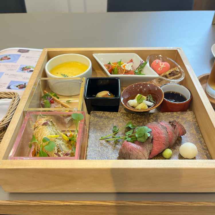 試食はお弁当のような形で出していただき、目にも楽しかったですし、美味しくいただきました。