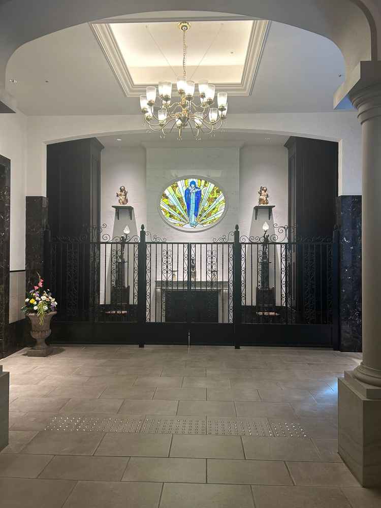 ホテルモントレ姫路の中の一部です。ステンドグラスなどがあり雰囲気を感じられる場所でした。