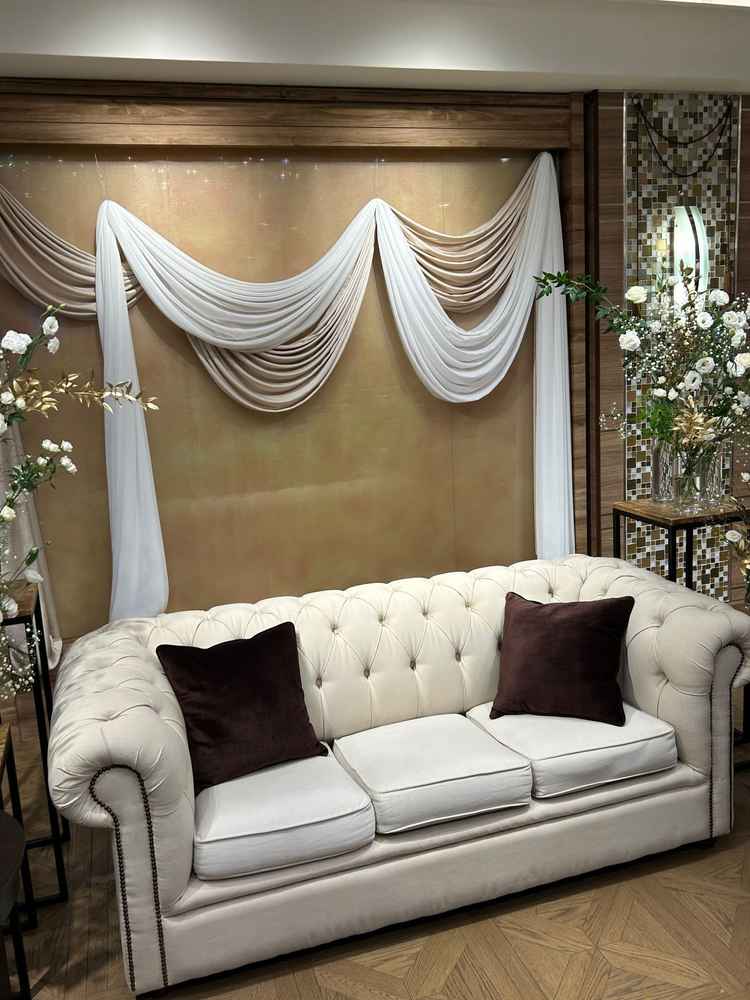 ソファ形式の高砂。正統的な内装と組み合わさって素敵。