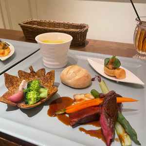 試食のワンプレート。人気メニューを盛り合わせておりどれも美味しかった。