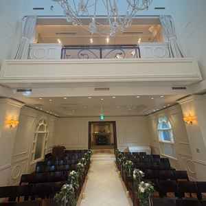 式場。上のところからフラワーシャワーを降らせることができるのが特徴的