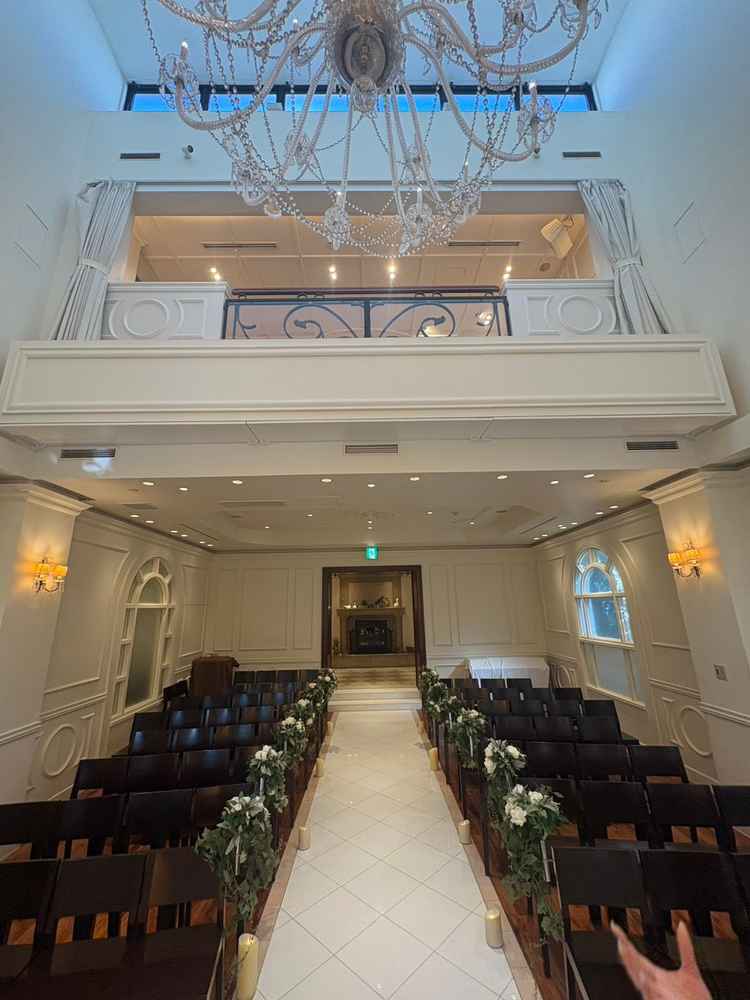 式場。上のところからフラワーシャワーを降らせることができるのが特徴的