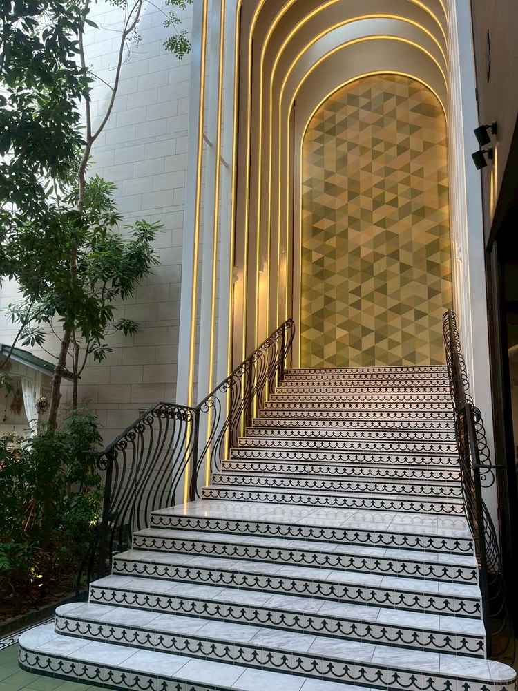 挙式後、こちらの階段から隣にある披露宴会場へ移動するようです。フラワーシャワーができるそうです。