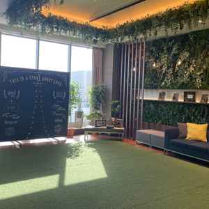 ナチュラルな海外のガーデンパーティーを連想させるホワイエ。