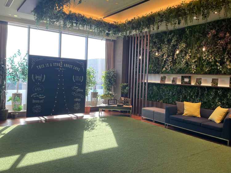 ナチュラルな海外のガーデンパーティーを連想させるホワイエ。