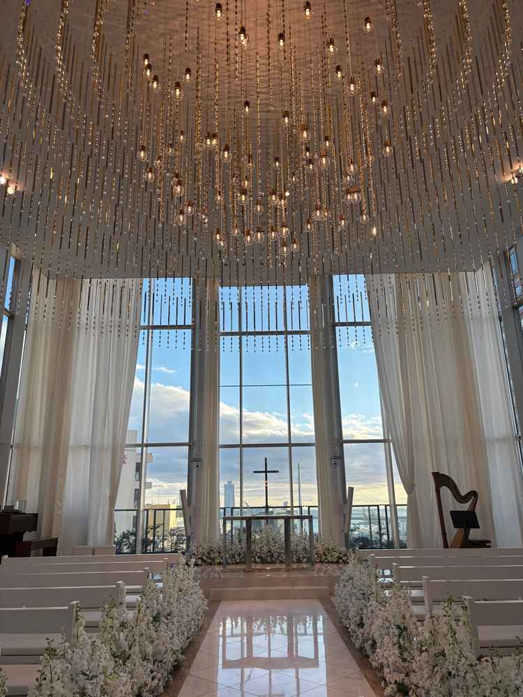 白貴重で自然光も入る挙式場