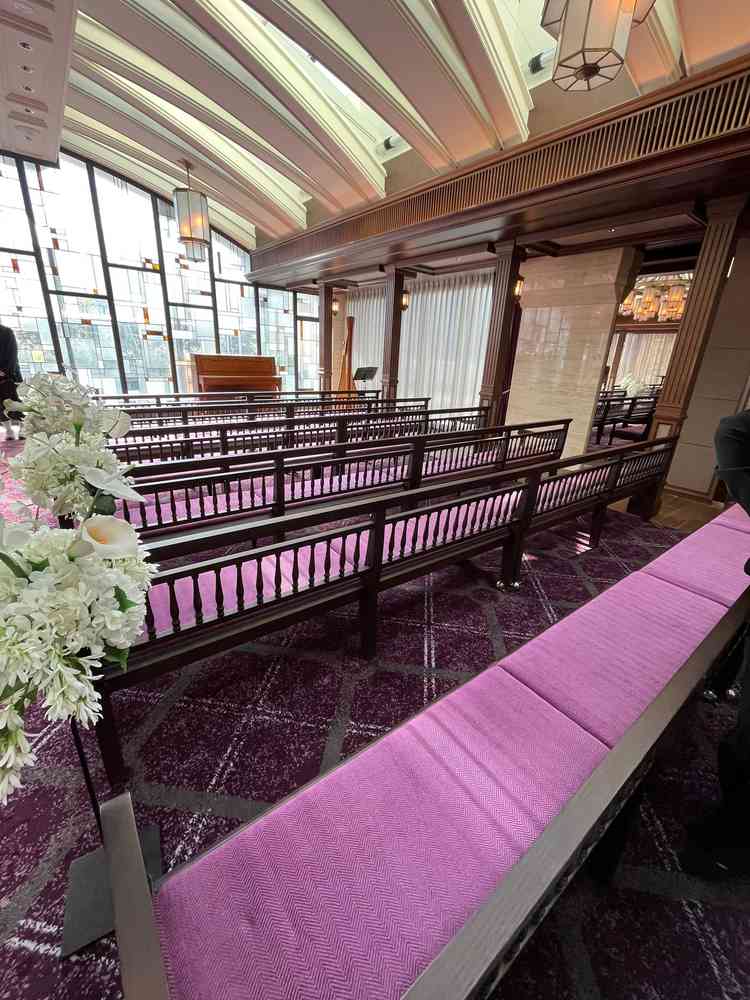 チャペルは横長の作りで、仰々しくなくゲストの顔もしっかりと見える作りでした。