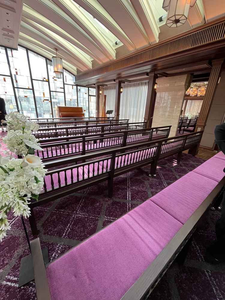 チャペルは横長の作りで、仰々しくなくゲストの顔もしっかりと見える作りでした。