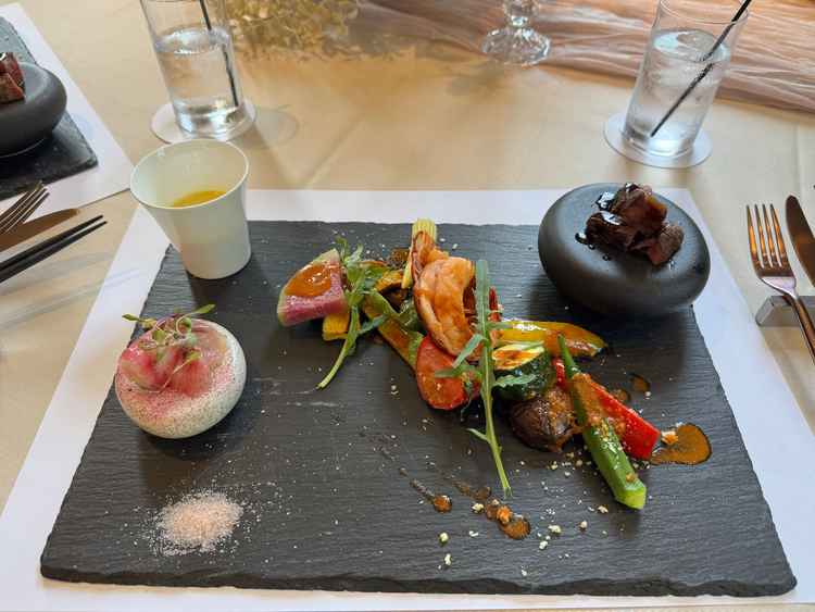 ワンプレートでたくさんのものを試食できた。今までで1番お料理が美味しい式場