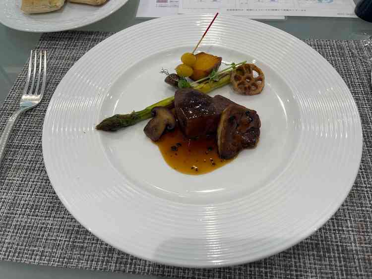 試食でいただいたお肉。料理が美味しいと聞いていたので期待していましたが少し口に合いませんでした。