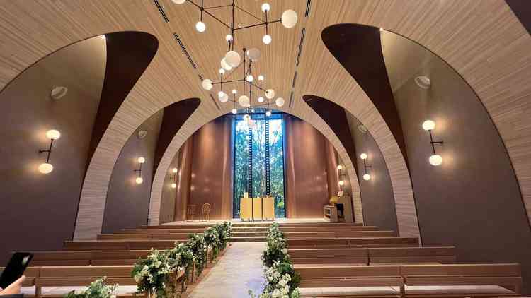 木目調のチャペル。木目調で装飾も多いので緊張しにくいような雰囲気でした。